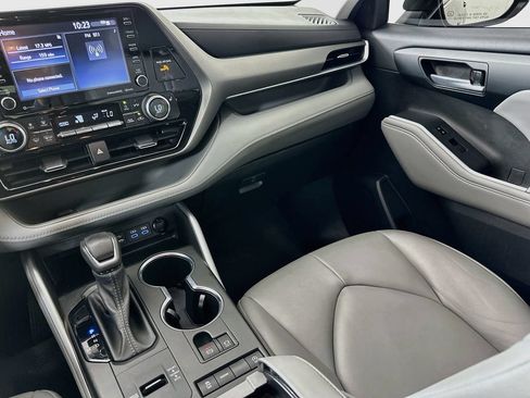 Used 2022 Toyota Highlander XLE FWD image 23