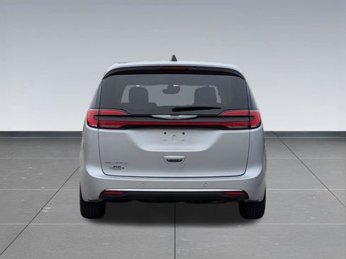 Used 2024 Chrysler Pacifica Touring-L FWD image 5