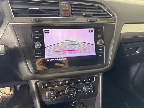 Used 2019 Volkswagen Tiguan SE image 19