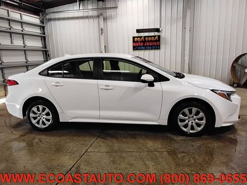 Used 2025 Toyota Corolla LE FWD image 2