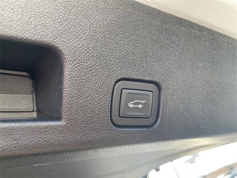 Used 2025 GMC Acadia Elevation image 19