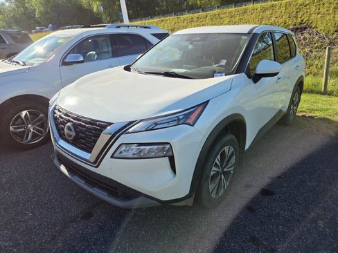 Used 2023 Nissan Rogue SV image 3