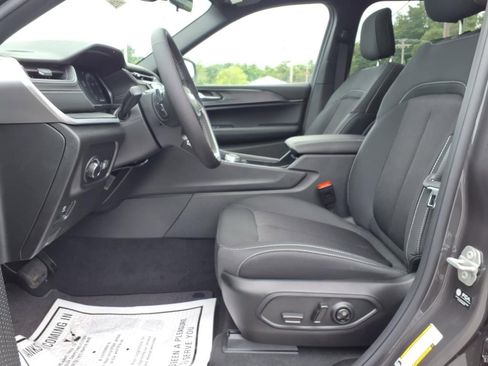 Used 2025 Jeep Grand Cherokee L Laredo image 9