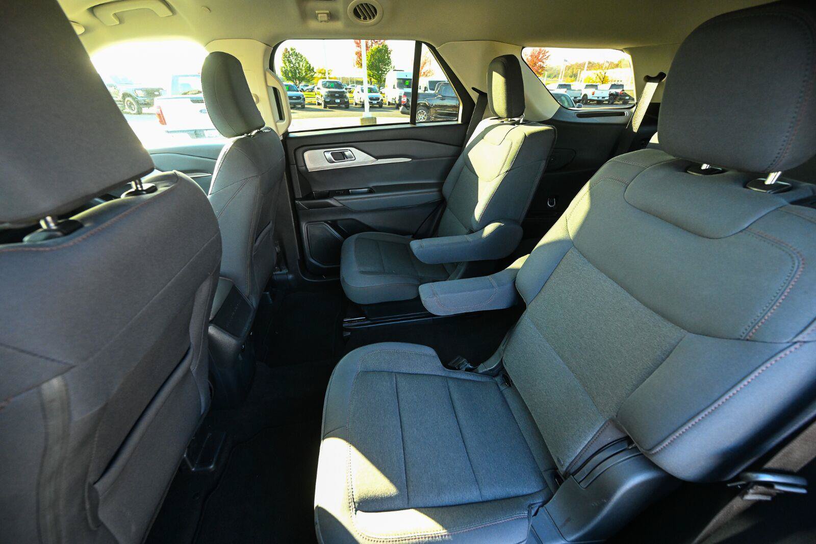 Used 2025 Ford Explorer Active AWD/4WD image 23