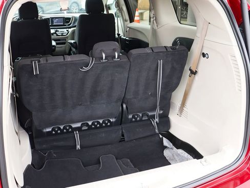 Used 2022 Chrysler Voyager LX image 25