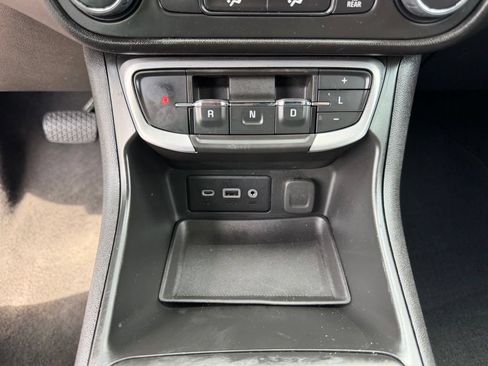 Used 2024 GMC Terrain SLE FWD image 34