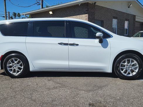 Used 2020 Chrysler Voyager L FWD image 7