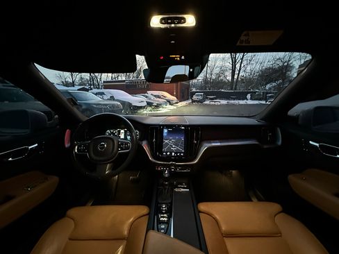 Used 2019 Volvo XC60 T5 Momentum w/ Multimedia Package image 39