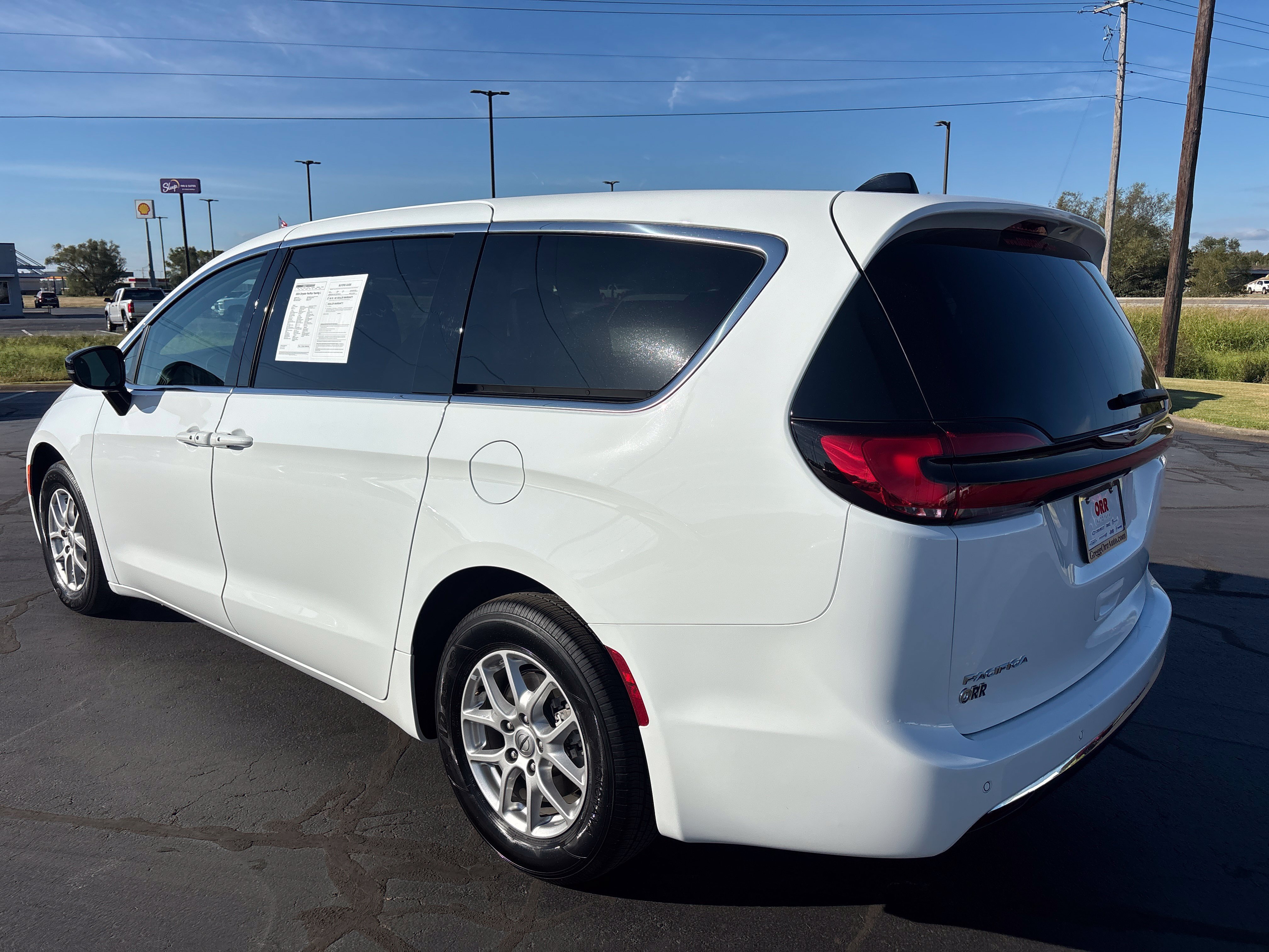 Used 2024 Chrysler Pacifica Touring-L FWD image 4
