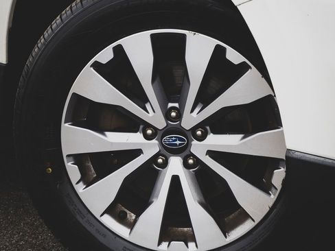 Used 2017 Subaru Outback 2.5i Touring AWD/4WD image 2