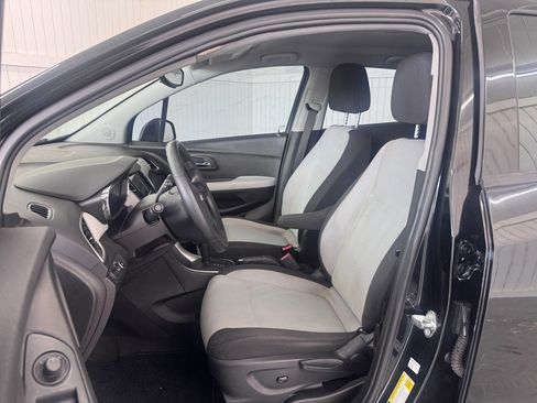 Used 2018 Chevrolet Trax LS FWD image 9