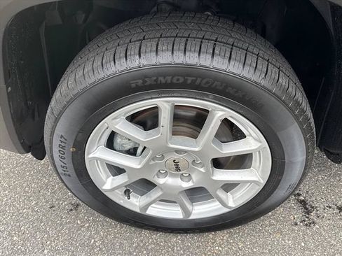 Used 2023 Jeep Renegade Latitude AWD/4WD image 9