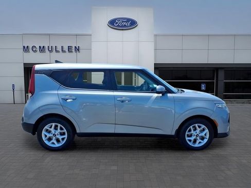 Used 2022 Kia Soul LX w/ Technology Package FWD image 4