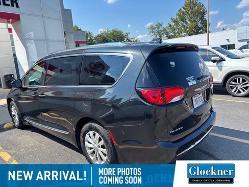 Used 2018 Chrysler Pacifica Touring-L FWD image 5
