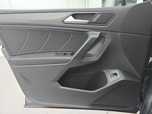 Certified 2024 Volkswagen Tiguan SE FWD image 28
