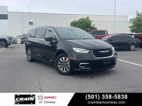 Used 2023 Chrysler Pacifica Touring-L FWD image 1