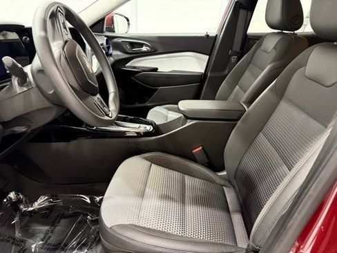 Used 2025 Chevrolet Trax LT image 11