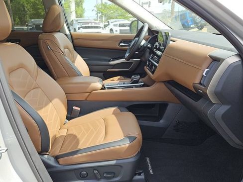 Used 2025 Nissan Pathfinder Platinum w/ Black Appearance Package FWD image 15