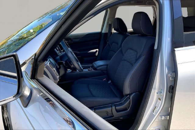 Used 2024 Nissan Pathfinder S AWD/4WD image 15