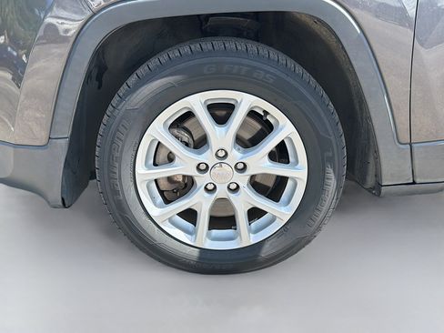 Used 2018 Jeep Cherokee Latitude Plus FWD image 39