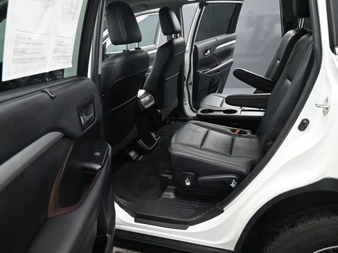 Used 2019 Toyota Highlander XLE AWD/4WD image 16