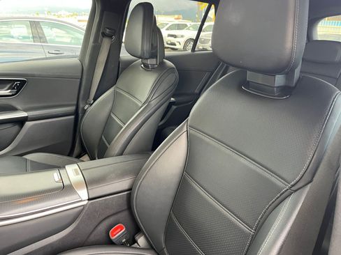 Used 2024 Mercedes-Benz GLC 300 4MATIC image 36