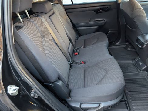 Used 2024 Toyota Highlander LE image 5