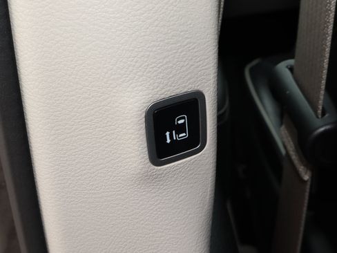 Used 2023 Chrysler Pacifica Limited image 19