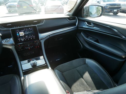 Used 2022 Jeep Grand Cherokee L Laredo image 11