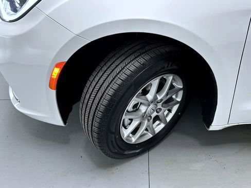 Used 2025 Chrysler Pacifica Select image 22