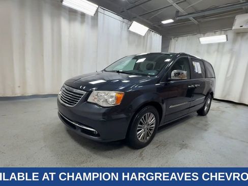Used 2014 Chrysler Town & Country Touring-L w/ Driver Convenience Group image 6