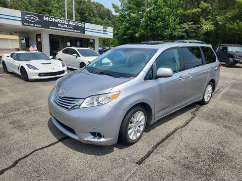 Used 2011 Toyota Sienna Limited w/ Premium Pkg FWD image 2