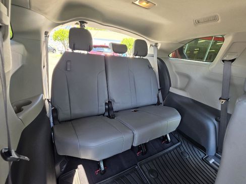 Used 2022 Toyota Sienna XLE FWD image 22