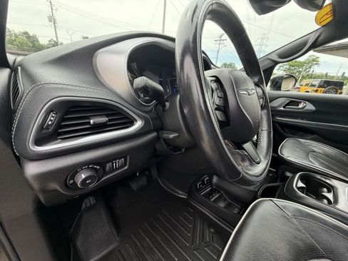 Used 2019 Chrysler Pacifica Limited w/ Advanced Safetytec Group FWD image 11