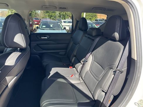 Certified 2025 Nissan Armada SV image 10