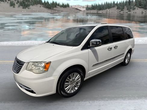 Used 2012 Chrysler Town & Country Limited FWD image 7