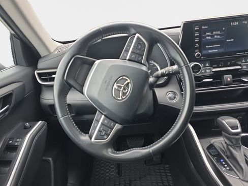 Used 2022 Toyota Highlander XLE FWD image 11