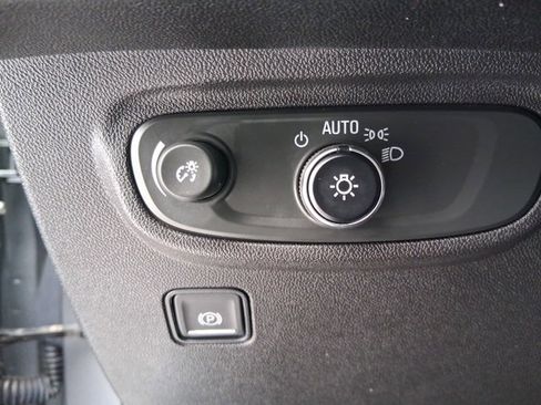 Used 2024 GMC Terrain SLE w/ Driver Convenience Package image 15