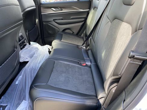 New 2026 Jeep Grand Cherokee Altitude image 7