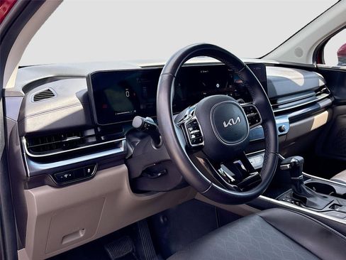 Used 2025 Kia Carnival FWD image 9