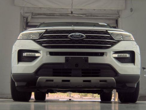 Used 2020 Ford Explorer XLT w/ Equipment Group 202A AWD/4WD image 3