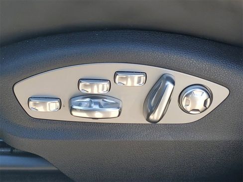 Used 2025 Porsche Macan image 27