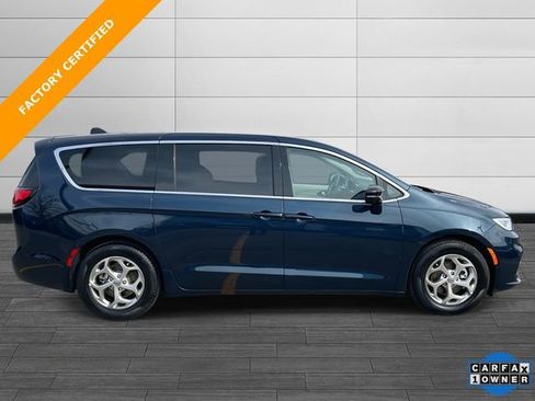 Certified 2024 Chrysler Pacifica Limited image 3