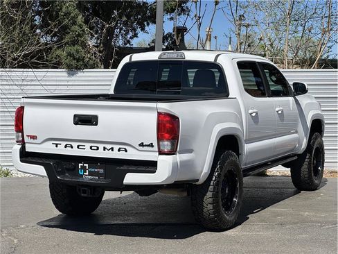 Used 2017 Toyota Tacoma TRD Sport w/ Tow Package (A/T) image 11