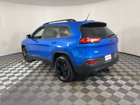Used 2018 Jeep Cherokee Latitude w/ Altitude Package image 11