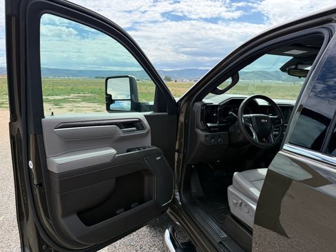 Used 2023 Chevrolet Silverado 1500 LTZ w/ LTZ Premium Package AWD/4WD image 15