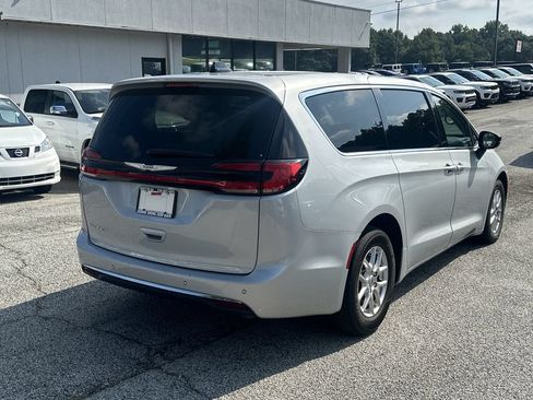 Used 2024 Chrysler Pacifica Touring-L FWD image 5