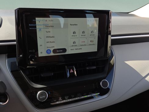 Used 2025 Toyota Corolla LE w/ Convenience Package image 18