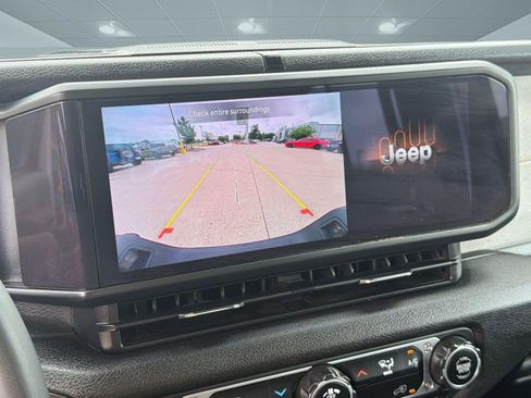 Certified 2025 Jeep Gladiator Sport AWD/4WD image 23