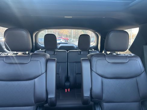 Used 2025 Ford Explorer Platinum image 18